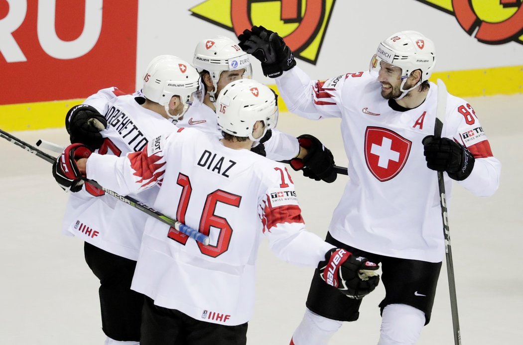 Švýcarští hokejisté se radují z úvodní branky čtvrtfinále proti Kanadě, kterou vstřelil Sven Andrighetto