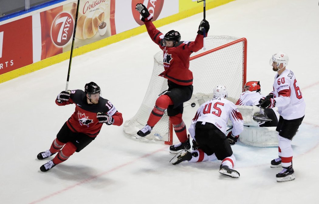 Kanadští hokejisté Sean Couturier a Pierre-Luc Dubois slaví vyrovnání v poslední sekundě utkání proti Švýcarsku