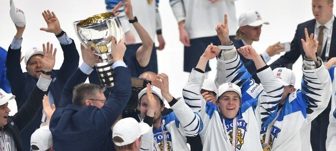 Finský trenér Jukka Jalonen si užil radost s pohárem dokonce na rukou svých svěřenců