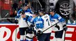 Finští hokejisté se radují z vyrovnávací branky ve finále proti Kanadě, kterou vstřelil kapitán Marko Anttila