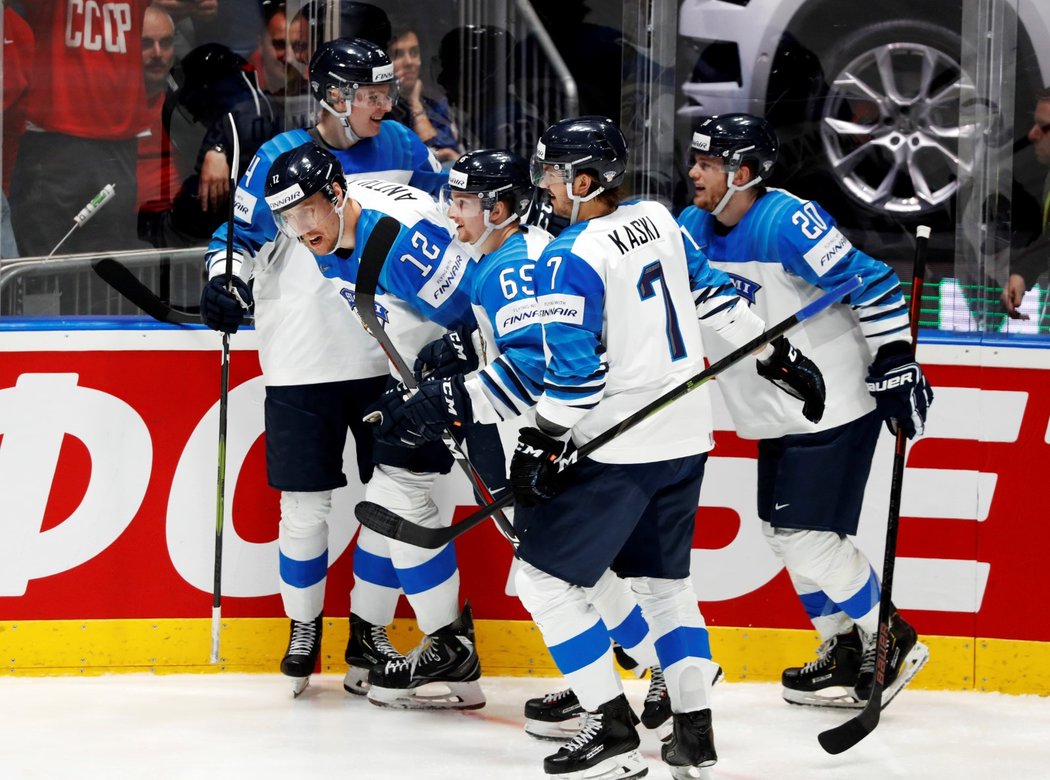 Finští hokejisté se radují z vyrovnávací branky ve finále proti Kanadě, kterou vstřelil kapitán Marko Anttila