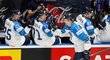 Obrovitý finský kapitán Marko Anttila se raduje se spoluhráči z vyrovnávací branky ve finále proti Kanadě