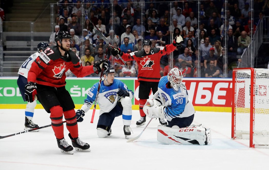 Kanadský obránce Shea Theodore se perfektně zbavil bránících hráčů a otevřel skóre finále