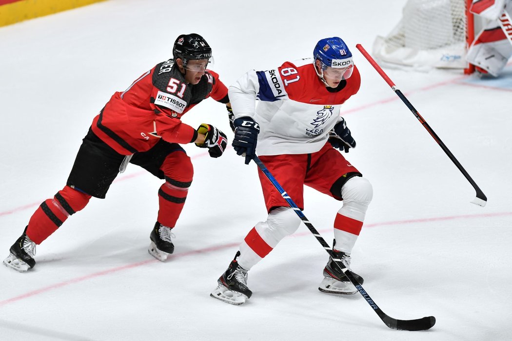 Dominik Kubalík si chytře pokryl kotouč tak, že kanadský obránce Troy Stecher přišel v souboji o hokejku