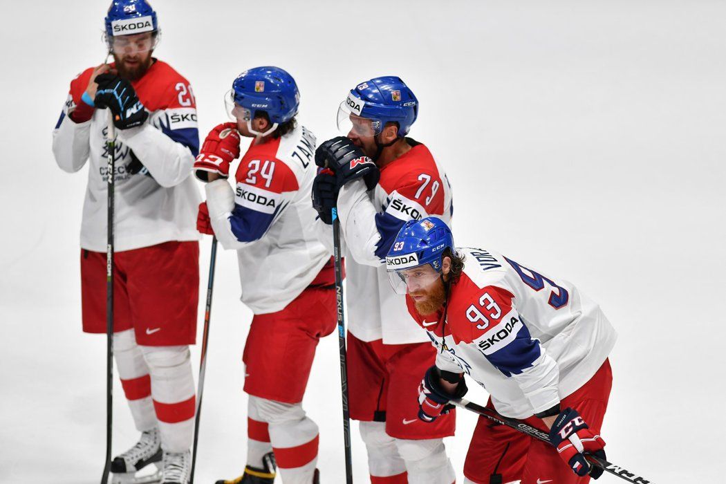 Čeští hokejisté zklamaně pozorují pozápasový ceremoniál po vysoké prohře 1:5 s Kanadou v semifinále