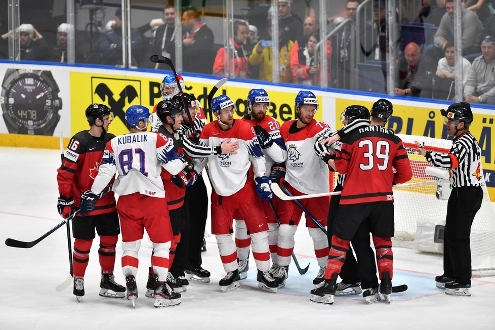 Že by utkání Česka s Kanadou přineslo plno emocí, se říct nedá. Nějaké strkanice ale proběhly