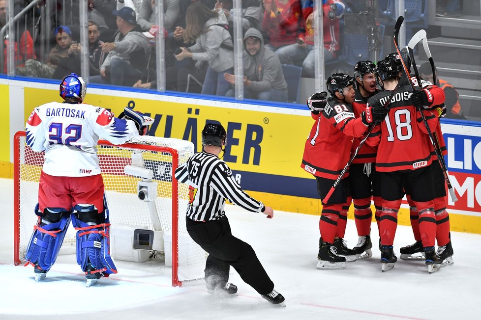 Kanadští hokejisté se radují z úvodní branky semifinále proti Česku, kterou vstřelil Mark Stone