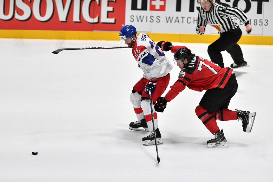 Michal Řepík v závěru utkání pláchl při kanadské přesilovce, Thomas Chabot ho musel faulovat