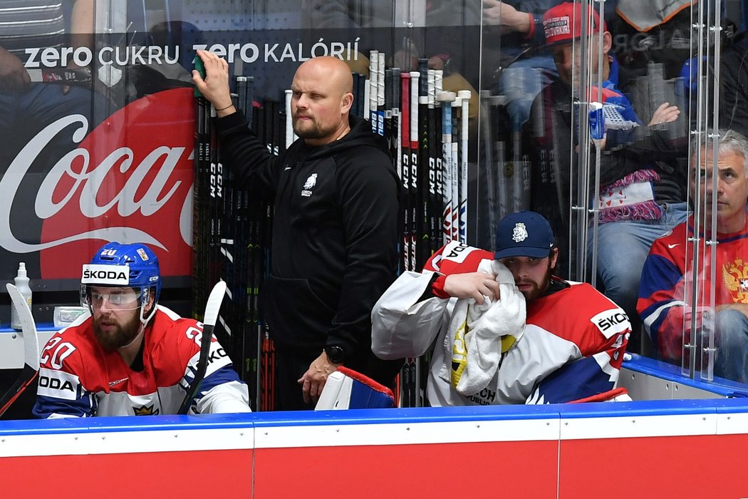 Patrik Bartošák semifinálové utkání proti Kanadě nedochytal, po třetí inkasované brance zamířil na střídačku