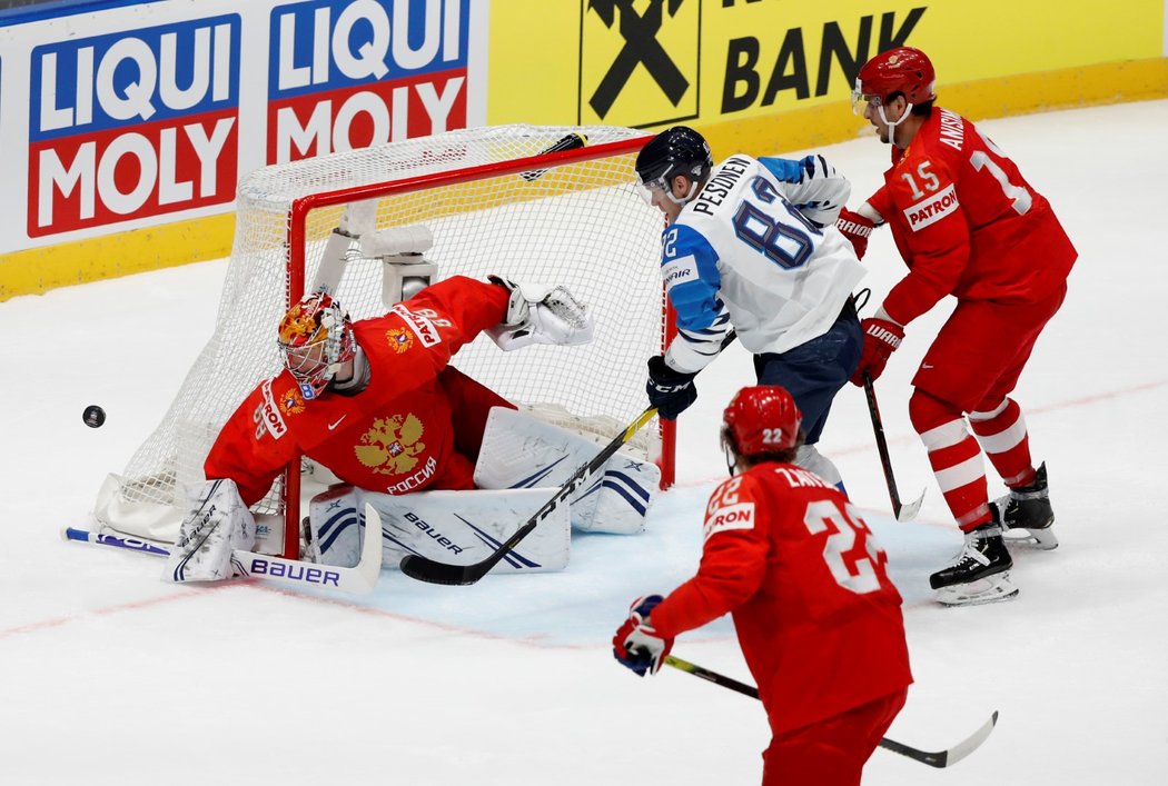 Ruský brankář Andrej Vasilevskij zasahuje v semifinálovém utkání proti Finsku