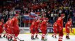 Ruští hokejisté smutně opouští led po prohraném semifinále proti Finsku 0:1