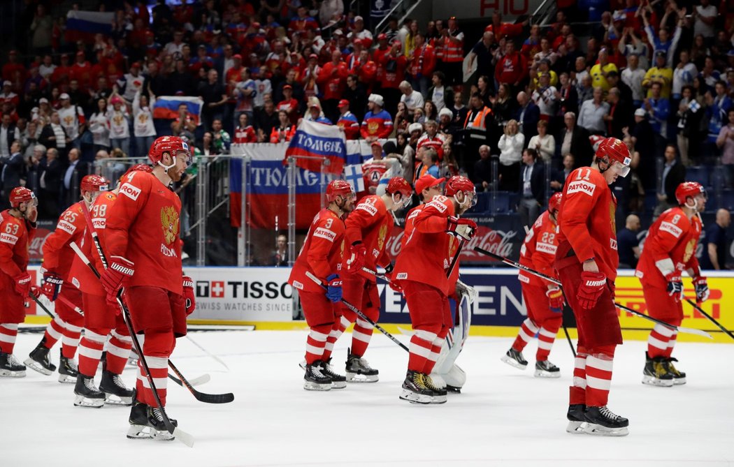 Ruští hokejisté smutně opouští led po prohraném semifinále proti Finsku 0:1