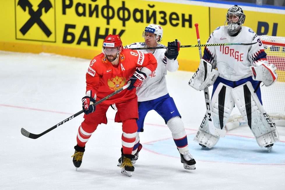 Alexander Ovečkin si snaží udělat prostor před norským brankářem, brání ho obránce Alexander Bonsaksen