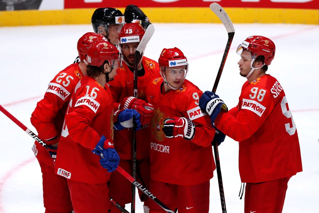 Ruští hokejisté se radují z druhé branky úvodního utkání mistrovství světa proti Norsku, kterou vstřelil Arťom Anisimov (uprostřed)