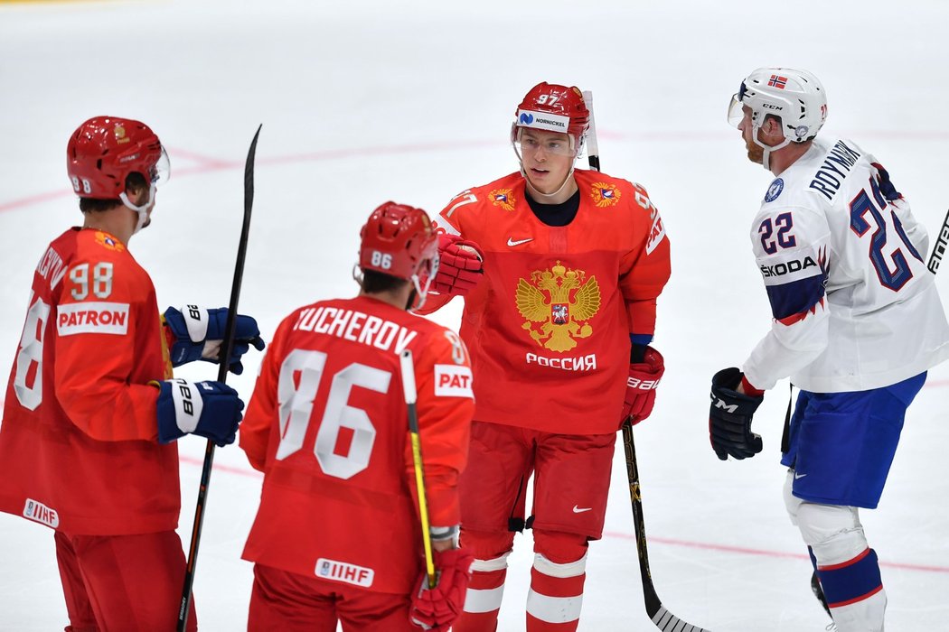 Hokejisté Ruska se radují z páté vstřelené branky proti Norsku, o kterou se postaral Nikita Gusev