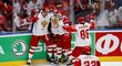 Ruští hokejisté se radují z úvodní branky utkání proti Švýcarsku, kterou vstřelil Arťom Anisimov (vlevo)
