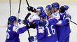 Slovenští hokejisté se radují z třetí branky v utkání proti Kanadě, v přesilovce se prosadil veterán Ladislav Nagy