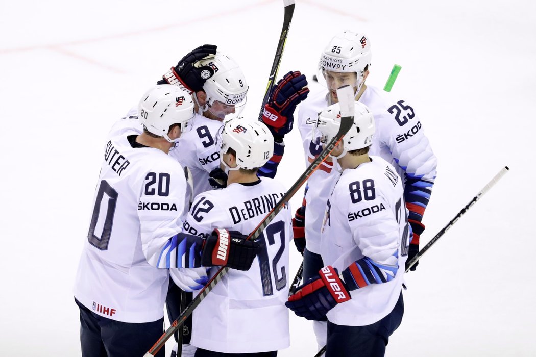 Hokejisté USA oslavují vyrovnávací trefu proti Slovensku, v přesilovce se prosadil Alex DeBrincat