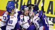 Slovenští hokejisté gratulují po zápase brankářovi Patriku Rybárovi, který proti USA pochytal 25 z 26 střel