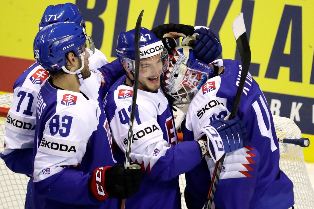 Slovenští hokejisté gratulují po zápase brankářovi Patriku Rybárovi, který proti USA pochytal 25 z 26 střel