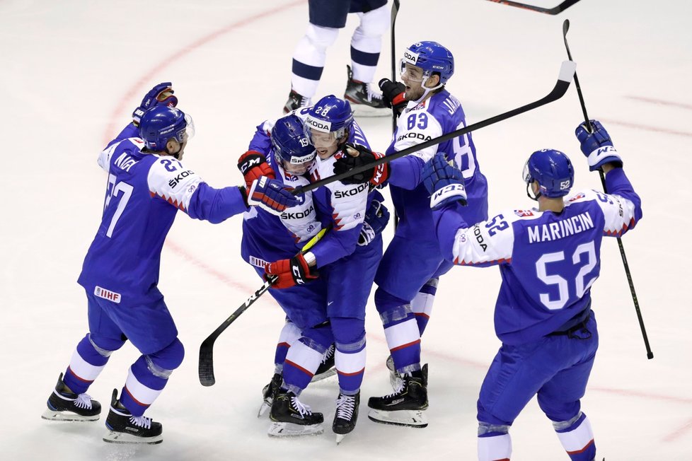 Slovenští hokejisté euforicky slaví úvodní trefu domácího šampionátu, kterou vstřelil Matúš Sukeľ