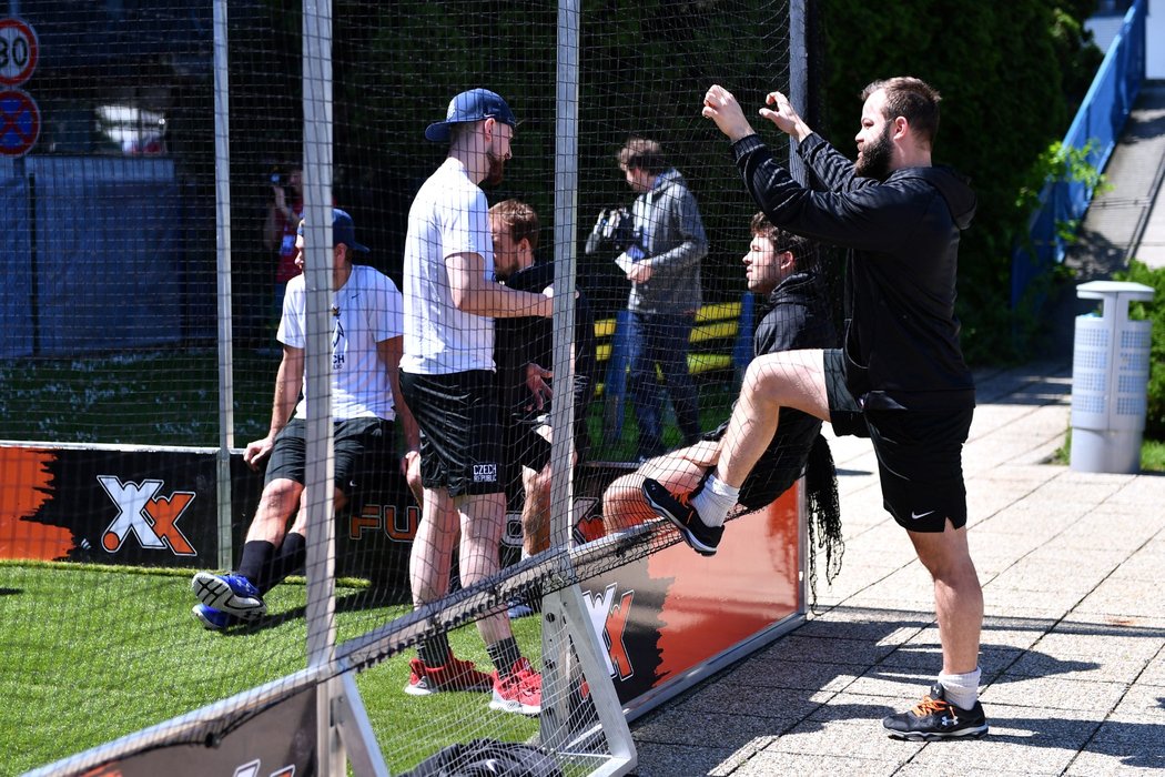 Čeští hokejisté měli v pátek volný režim, několik hráčů včetně Radka Gudase si šlo zahrát fotbálek