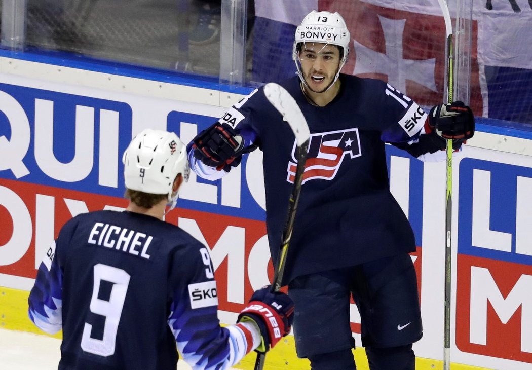 Americký šikula Johnny Gaudreau vstřelil druhý gól proti Finsku, když zpoza branky náramně odrazil puk o finského gólmana do branky