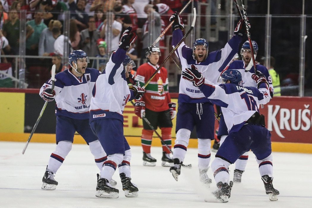 Euforie! Britští hokejisté se radují ze senzační trefy Roberta Farmera 15 vteřin před koncem třetí třetiny zápasu proti Maďarsku