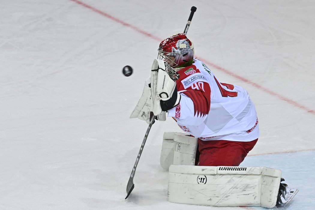 Běloruský brankář Alexej Kolosov pochytal v první třetině všech 19 českých střel