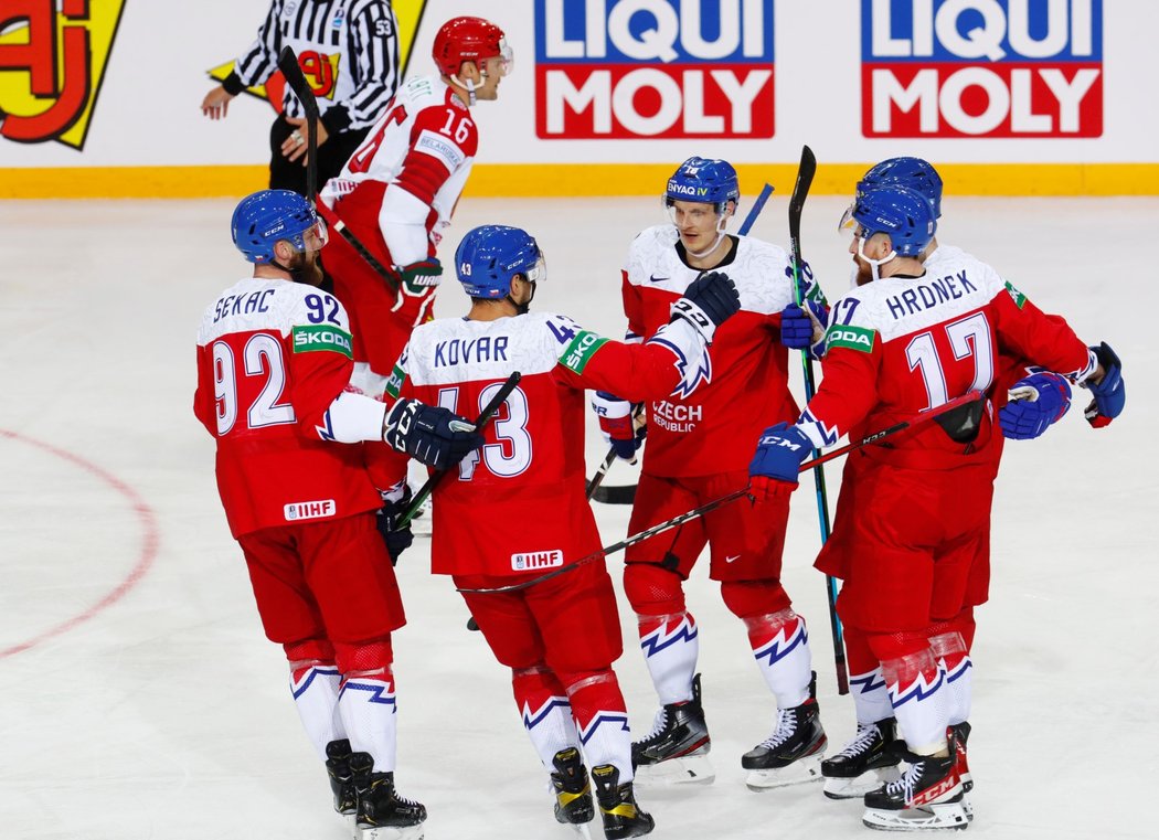 Čeští hokejisté se radují z trefy Filipa Zadiny v přesilové hře