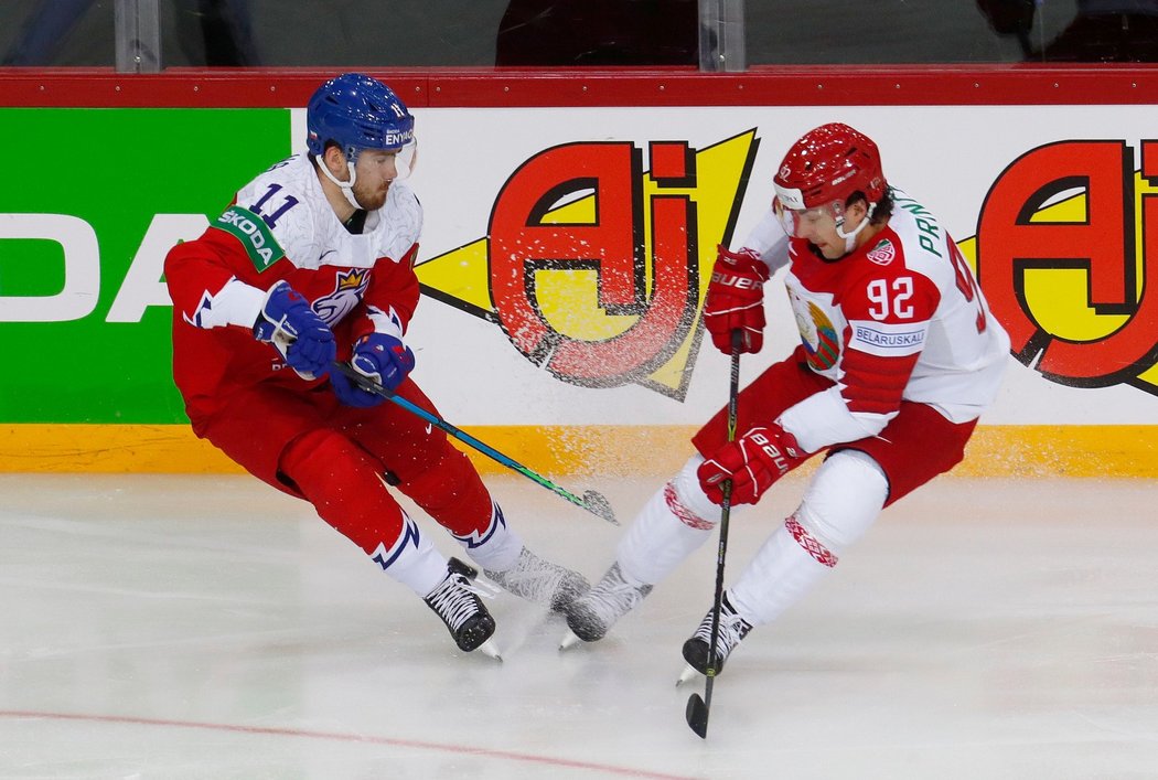 Střelec druhého českého gólu Filip Zadina v souboji se Shanem Princem