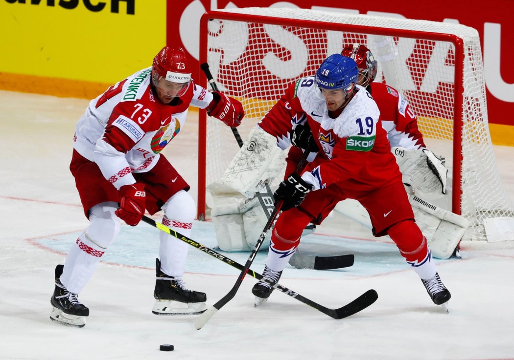 Jakub Flek a Michail Stefanovič bojují o kotouč