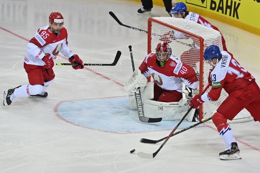 Jakub Vrána se tlačí do zakončení před branku Alexeje Kolosova