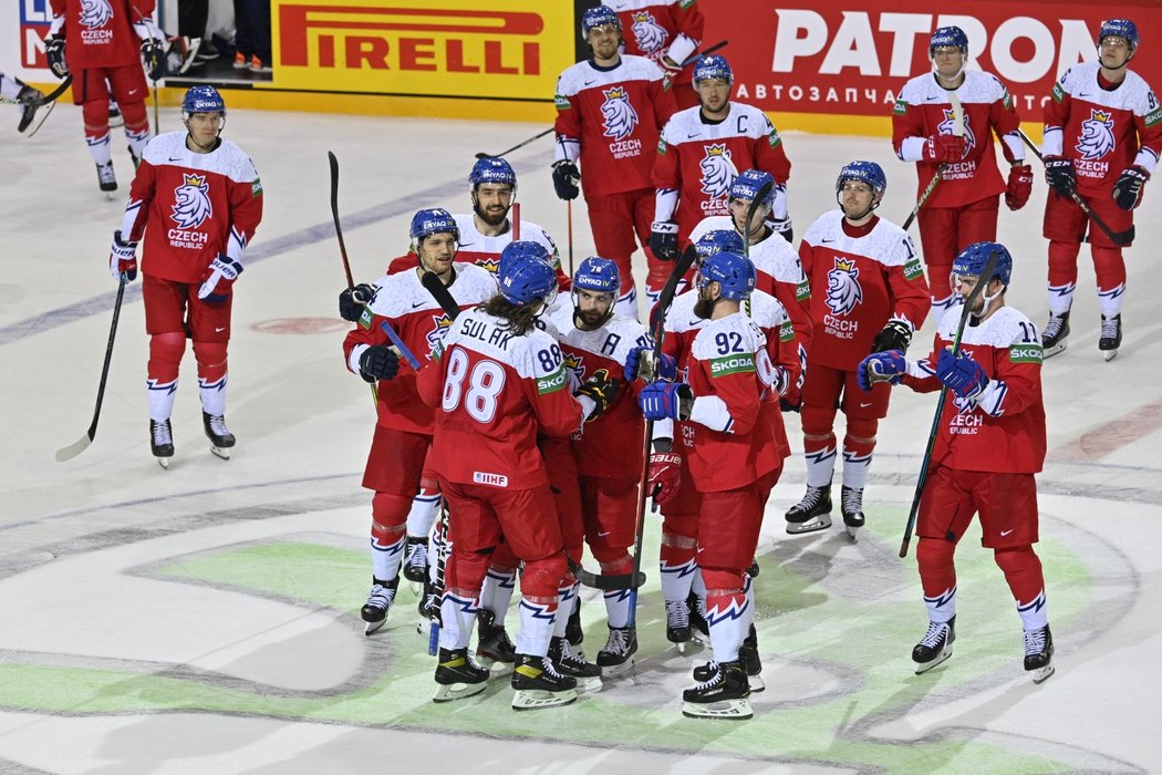 Čeští hokejisté se radují z vítězství 3:2 v prodloužení nad Běloruskem