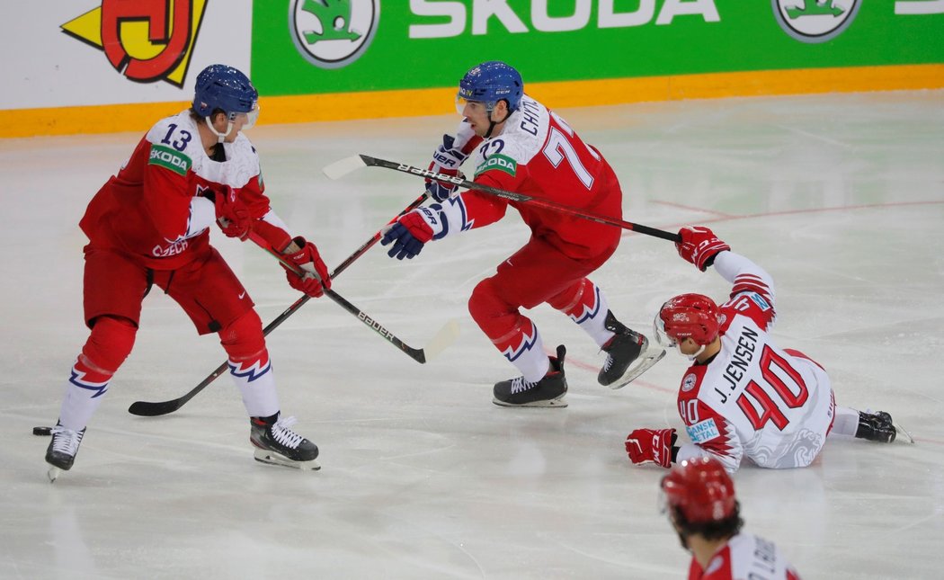 Filip Chytil a Jakub Vrána se snaží uvolnit od Jespera Jensena