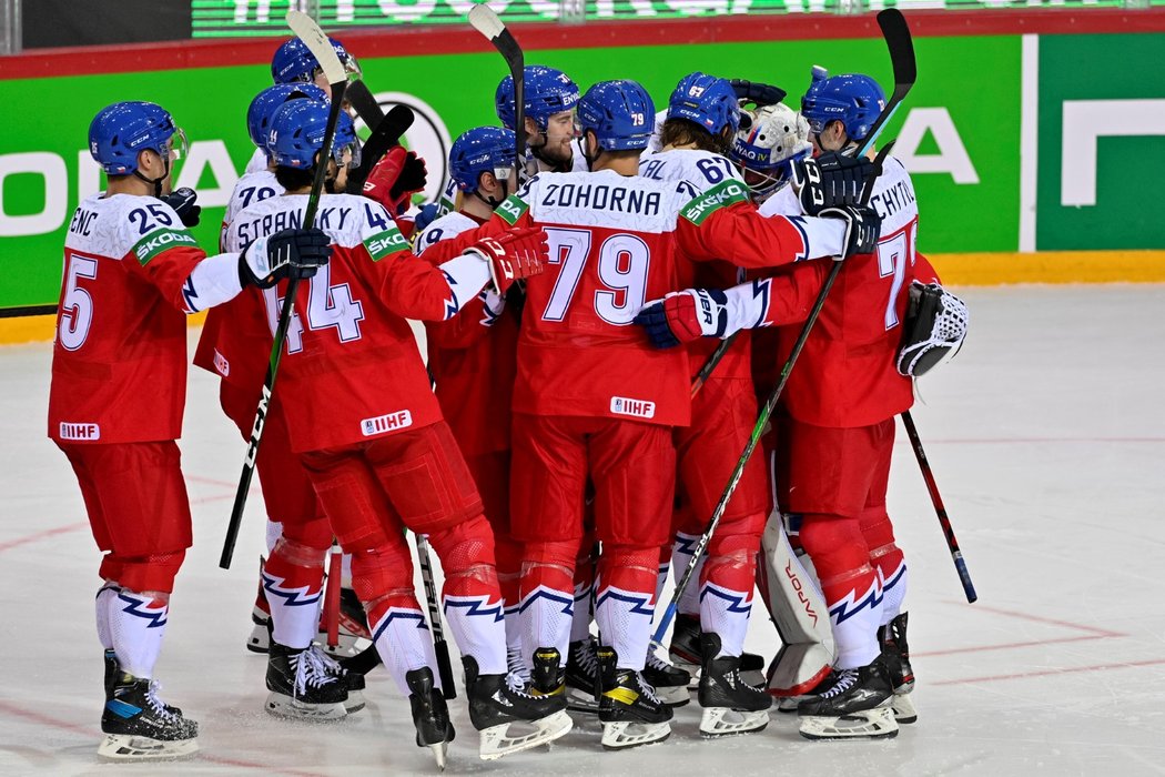 Čeští hokejisté se radují z výhry 2:1 po nájezdech nad Dánskem