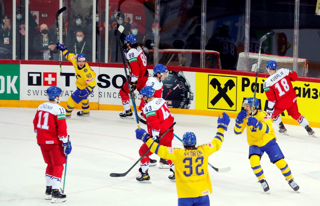 Švédští hokejisté se radují z úvodní trefy Andrease Wingerliho