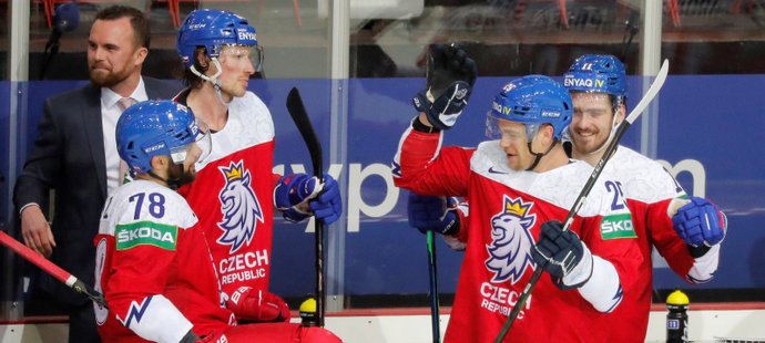 Čeští hokejisté se radují z výhry proti Švédsku.