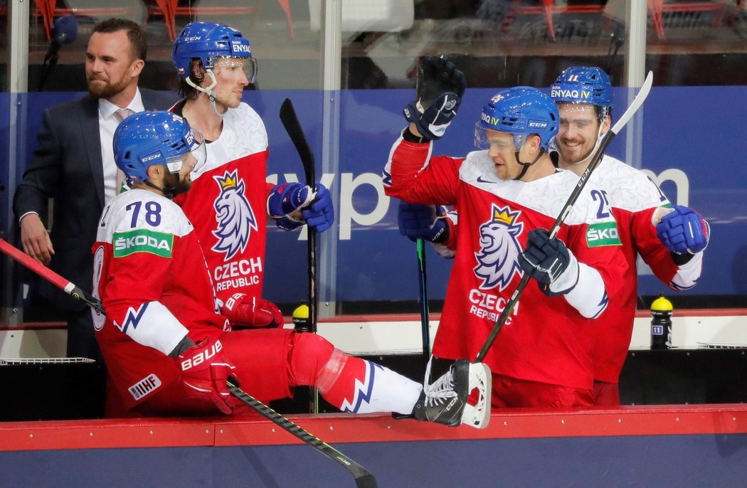 Čeští hokejisté se radují z výhry proti Švédsku po senzačním obratu
