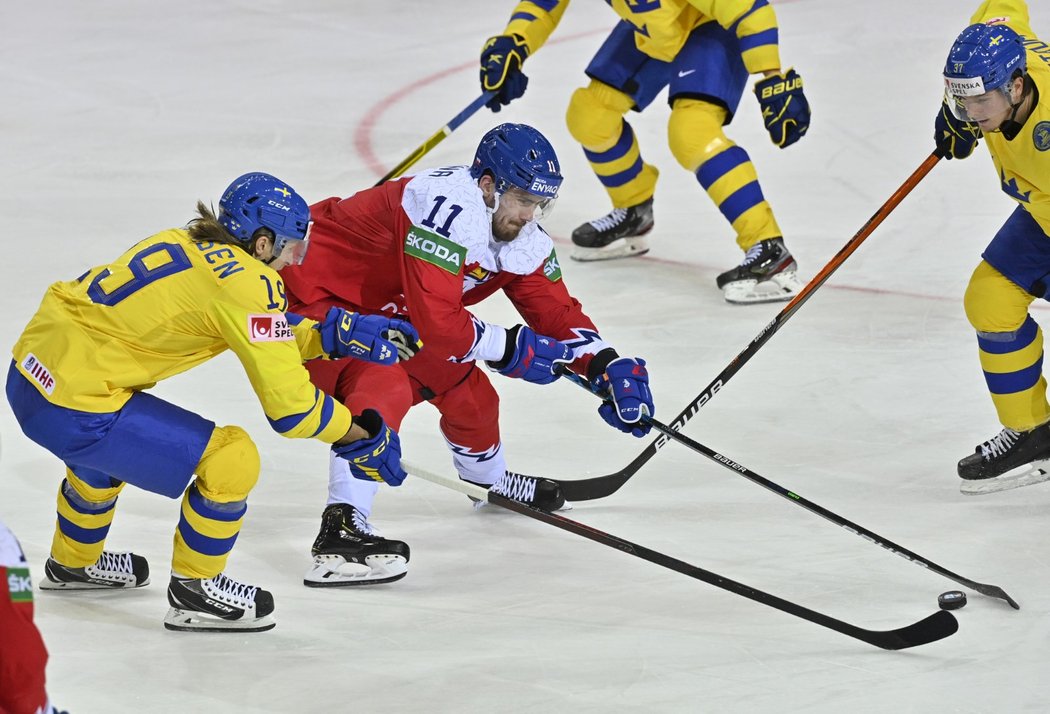 Filip Zadina se snaží prosadit mezi několika švédskými hráči