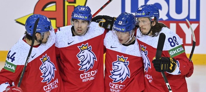 Čeští hokejisté se radují z první branky Jakuba Vrány
