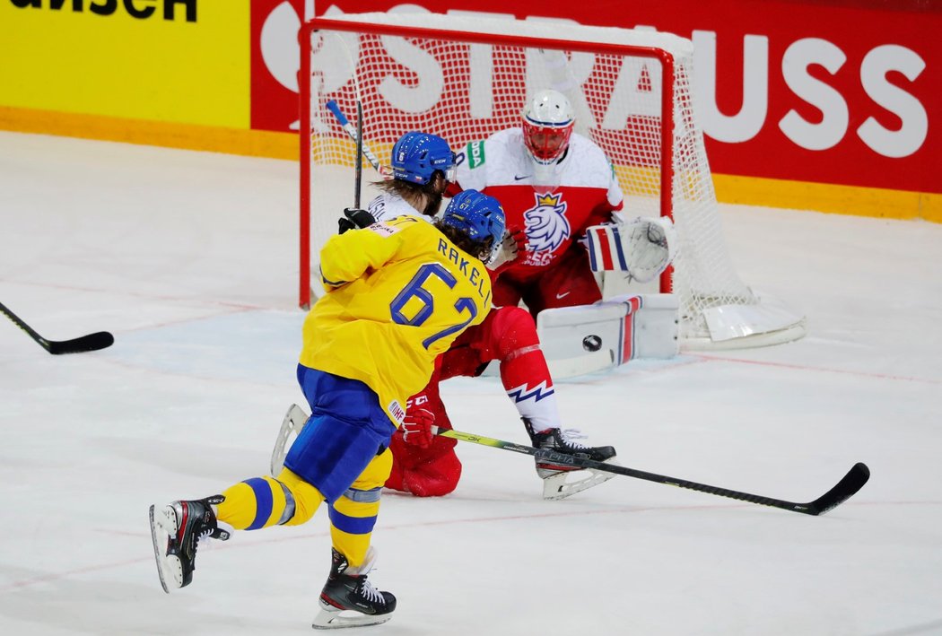 Rickard Rakell vstřelil druhý švédský gól v přesilové hře