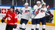 Američtí hokejisté se radují z gólu v zámořském derby proti Kanadě