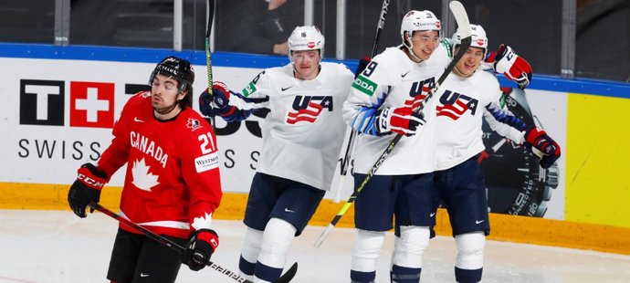 Američtí hokejisté se radují z gólu v zámořském derby proti Kanadě