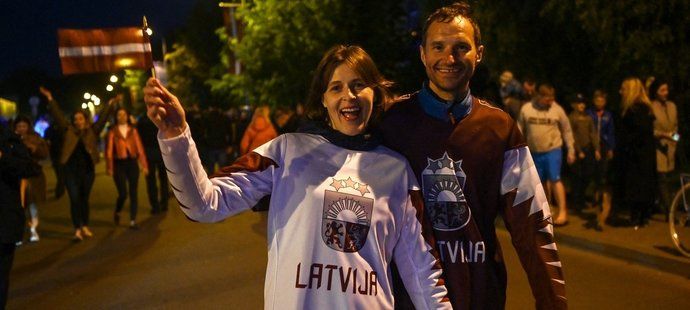 Lotyšští fanoušci šli oslavit historickou výhru před arénu, autobus s hráči doprovodili až k hotelu