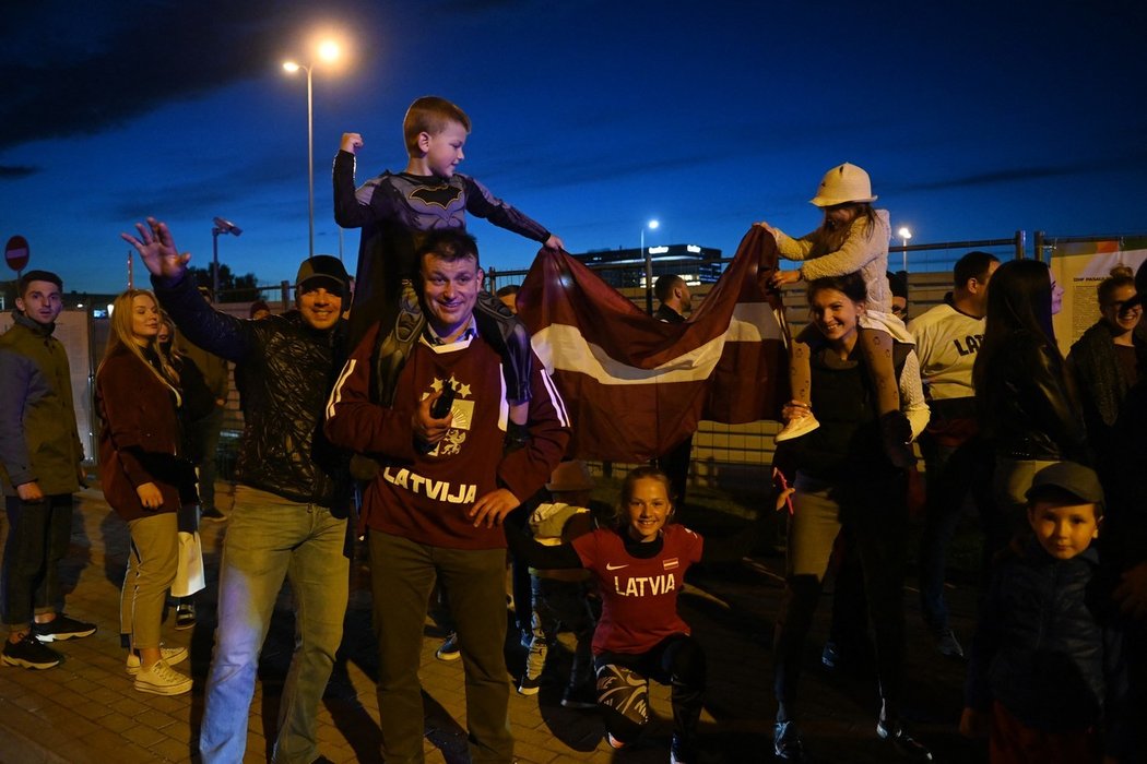 Fanoušci Lotyšska vyrazili výhru nad Kanadou slavit i přes přísná opatření do ulic