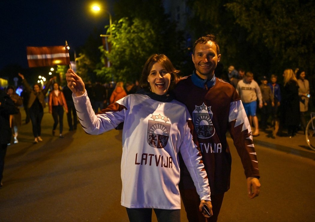 Lotyšští fanoušci šli oslavit historickou výhru před arénu, autobus s hráči doprovodili až k hotelu