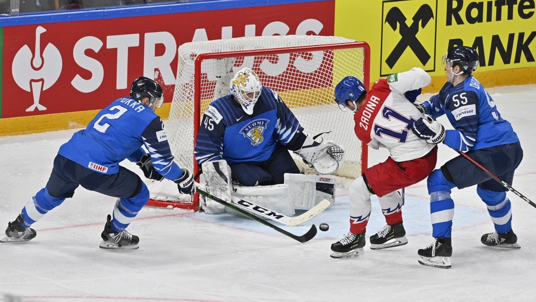 Filip Zadina v boji o puk před finskou brankou