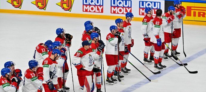 Zklamaní čeští hokejisté po prohře ve čtvrtfinále s Finskem