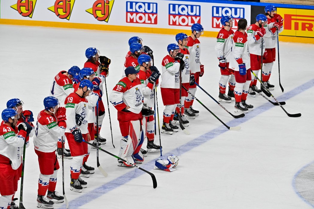 Zklamaní čeští hokejisté po prohře ve čtvrtfinále s Finskem